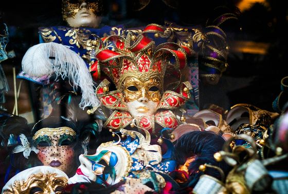 Máscaras e confetes de Carnaval